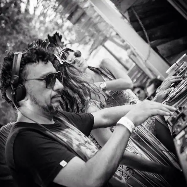 La DJ y productora chilena Valesuchi sentada en su estudio de producción musical en Santiago, rodeada de equipos electrónicos y decoraciones personales.