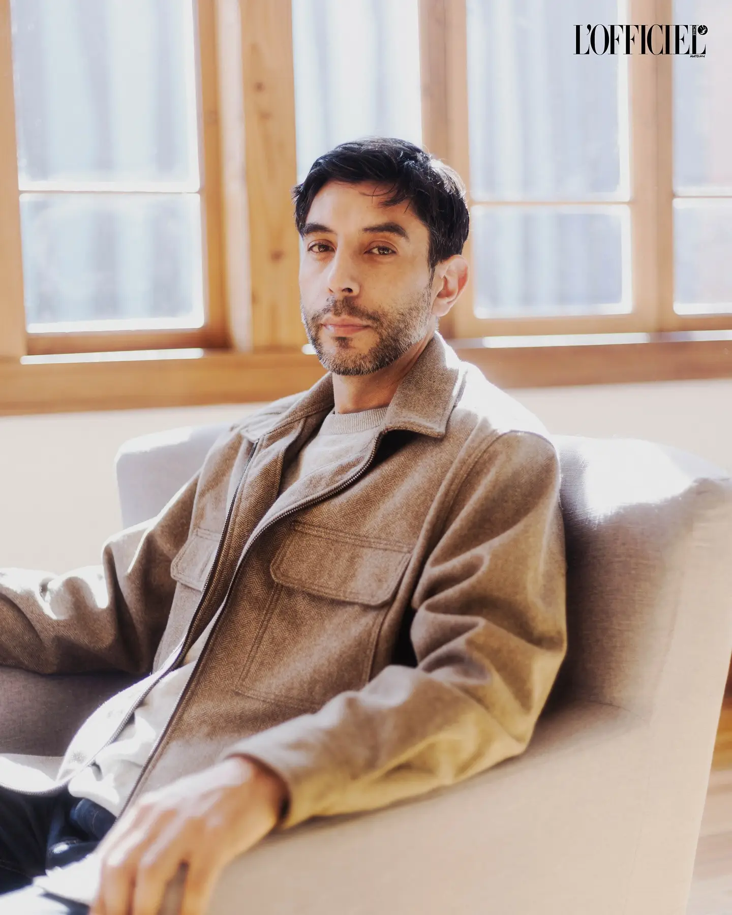 La DJ y productora chilena Valesuchi sentada en su estudio de producción musical en Santiago, rodeada de equipos electrónicos y decoraciones personales.