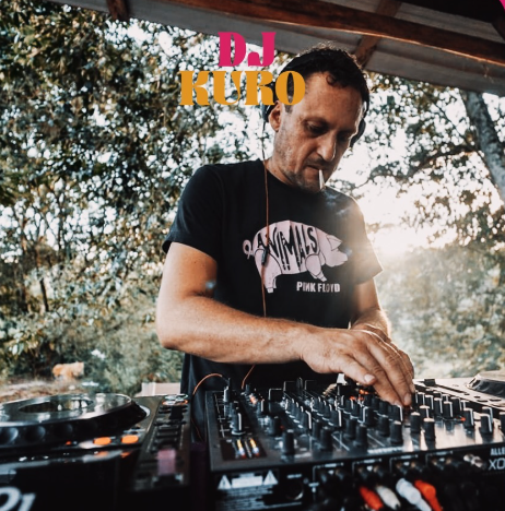 La DJ y productora chilena Valesuchi sentada en su estudio de producción musical en Santiago, rodeada de equipos electrónicos y decoraciones personales.