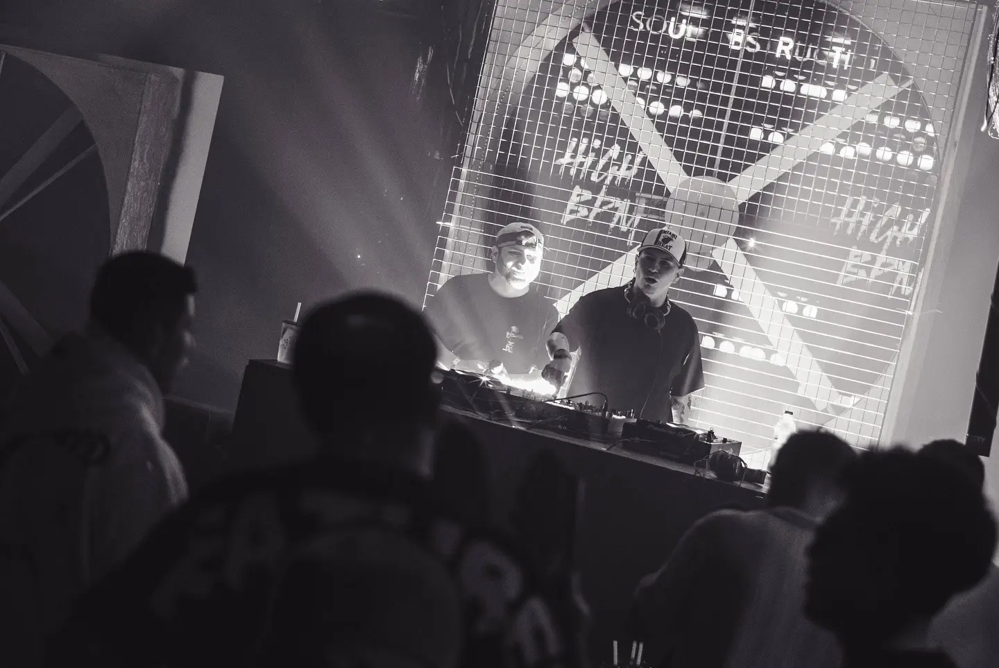 La DJ y productora chilena Valesuchi sentada en su estudio de producción musical en Santiago, rodeada de equipos electrónicos y decoraciones personales.