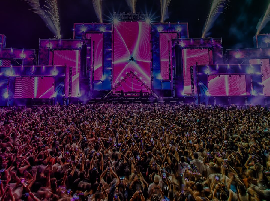 La DJ y productora chilena Valesuchi sentada en su estudio de producción musical en Santiago, rodeada de equipos electrónicos y decoraciones personales.