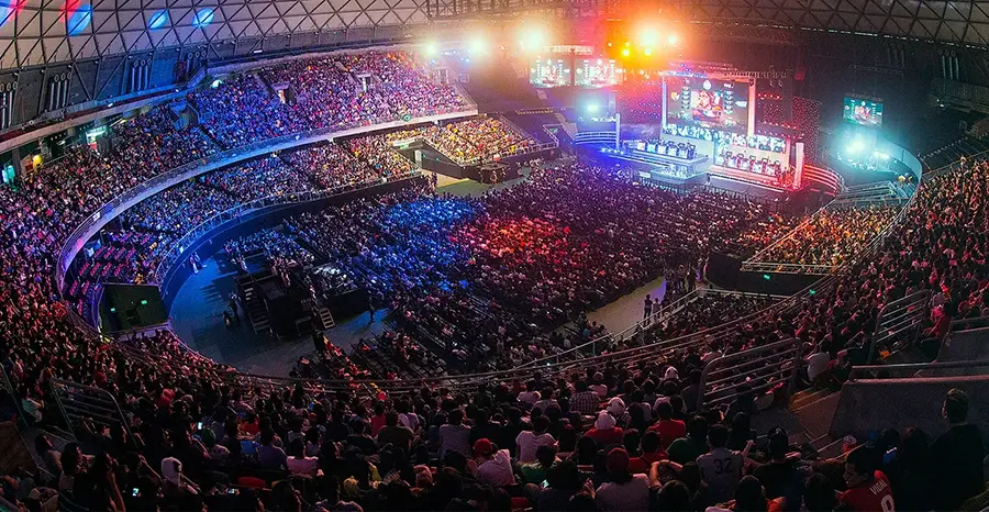 La DJ y productora chilena Valesuchi sentada en su estudio de producción musical en Santiago, rodeada de equipos electrónicos y decoraciones personales.