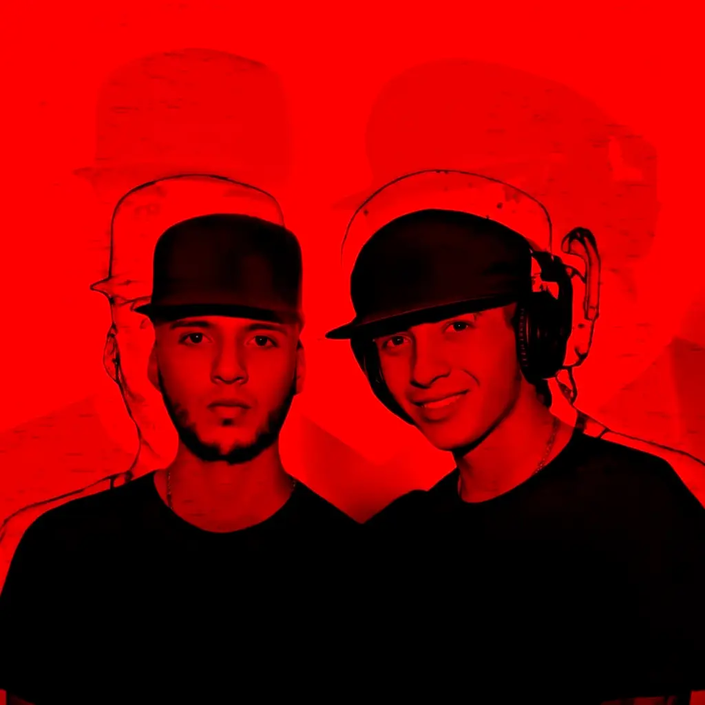 La DJ y productora chilena Valesuchi sentada en su estudio de producción musical en Santiago, rodeada de equipos electrónicos y decoraciones personales.