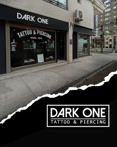 La DJ y productora chilena Valesuchi sentada en su estudio de producción musical en Santiago, rodeada de equipos electrónicos y decoraciones personales.