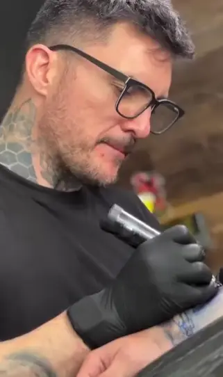 La DJ y productora chilena Valesuchi sentada en su estudio de producción musical en Santiago, rodeada de equipos electrónicos y decoraciones personales.