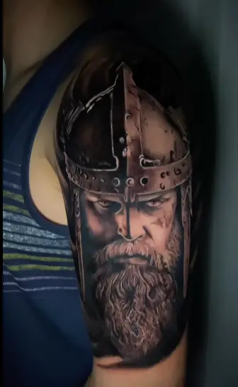 La DJ y productora chilena Valesuchi sentada en su estudio de producción musical en Santiago, rodeada de equipos electrónicos y decoraciones personales.