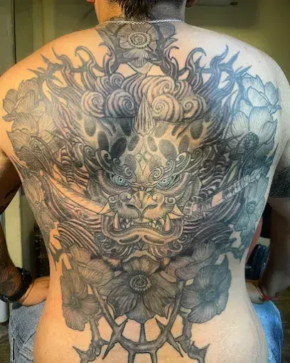 La DJ y productora chilena Valesuchi sentada en su estudio de producción musical en Santiago, rodeada de equipos electrónicos y decoraciones personales.