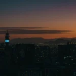 Vista nocturna de Santiago de Chile con el skyline iluminado y la cordillera de fondo
