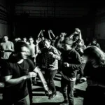 Personas bailando en una fiesta techno underground en Santiago de Chile, ambiente oscuro con movimiento y energía colectiva.