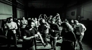 Personas bailando en una fiesta techno underground en Santiago de Chile, ambiente oscuro con movimiento y energía colectiva.