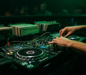 La esencia del sonido disidente en Santiago: una bodega industrial, oscuridad, humo y una comunidad unida por el ritmo. En estos espacios autogestionados es donde la escena techno local cobra vida real, lejos de los focos del mainstream, creando un refugio de libertad y resistencia cultural.