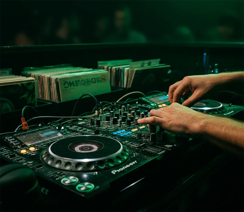 La esencia del sonido disidente en Santiago: una bodega industrial, oscuridad, humo y una comunidad unida por el ritmo. En estos espacios autogestionados es donde la escena techno local cobra vida real, lejos de los focos del mainstream, creando un refugio de libertad y resistencia cultural.