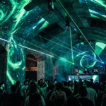 Club de techno underground en Santiago de Chile con visuales cósmicos, láseres verdes y público bailando en una fiesta electrónica nocturna
