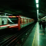 Andén del Metro de Santiago de noche con pasajeros esperando el último tren