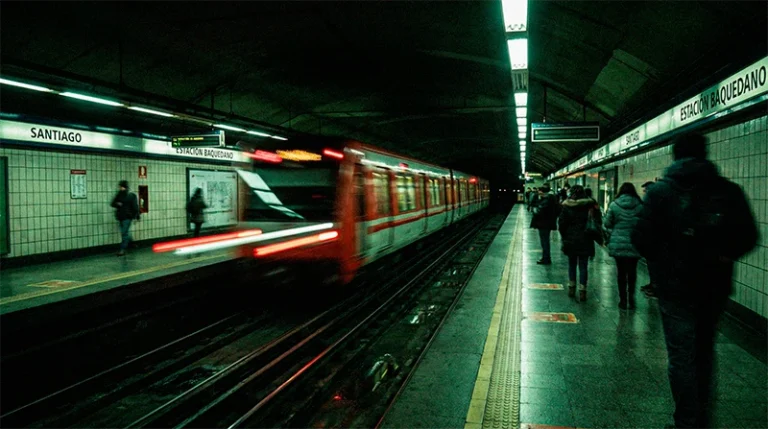 Metro de Santiago de Chile: Horarios Actualizados (2026) 1 Andén del Metro de Santiago de noche con pasajeros esperando el último tren