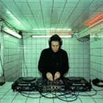 DJ tocando en la clásica cabina de azulejos blancos de HÖR Berlin