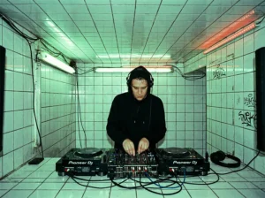 DJ tocando en la clásica cabina de azulejos blancos de HÖR Berlin