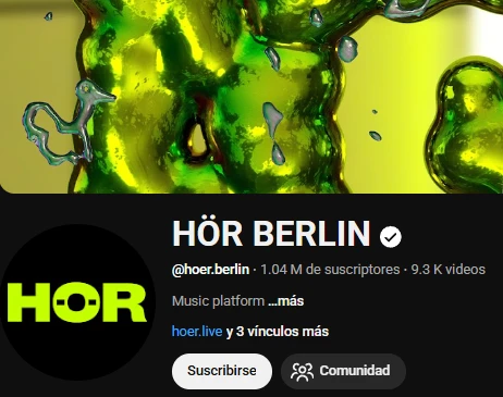 Los 6 Mejores Canales de YouTube de Techno y Electrónica 10 DJ tocando en la clásica cabina de azulejos blancos de HÖR Berlin
