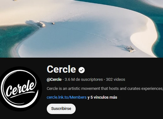 Los 6 Mejores Canales de YouTube de Techno y Electrónica 13 DJ tocando en la clásica cabina de azulejos blancos de HÖR Berlin